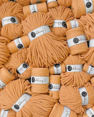 A máme tu druhý týden novinek a s ním i další jarní potěšení - Bobbiny Orange💛 krásná sytá oranžová barva jako mrkev🥕😉...