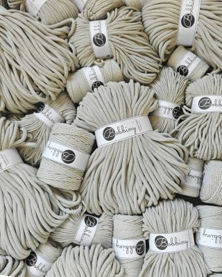 Třetí a poslední jarní novinka Bobbiny Pale Olive💚světle olivově zelená skvěle doplňuje odstín Orange🧡 a Butter...